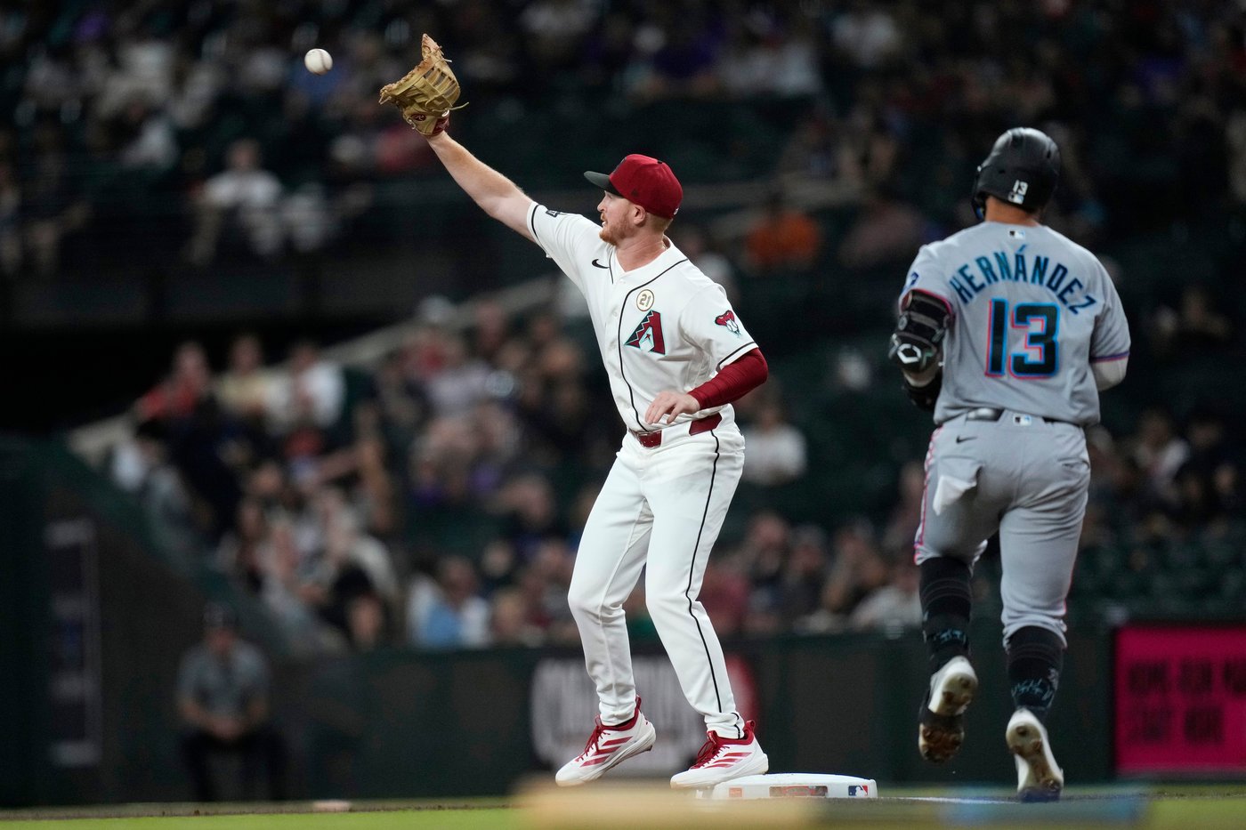 Esteury Ruiz hits 3-run double in 11th to lift Marlins to 4-2 win, damaging D-backs' playoff hopes | iNFOnews.ca