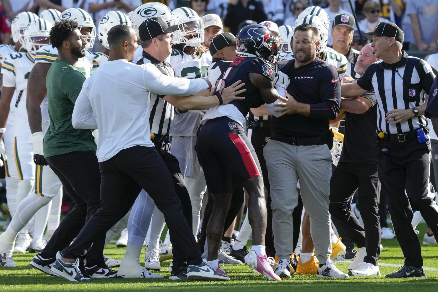 Texans' Stefon Diggs gets into pregame scuffle with Packers' Jaire Alexander and Keisean Nixon | iNFOnews.ca