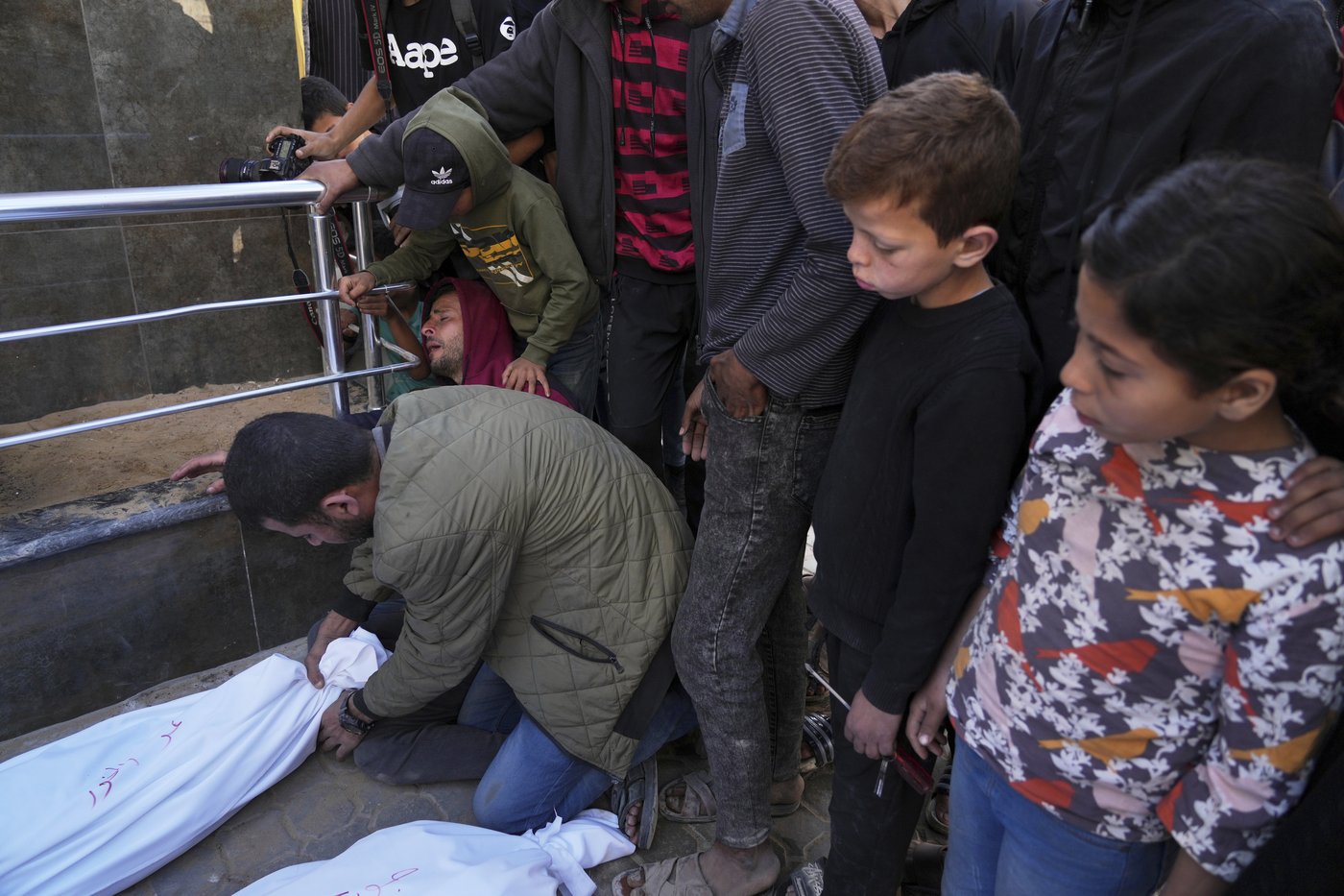 Israeli airstrike kills 10 people, half of them children, as mediators try to restart a ceasefire | iNFOnews.ca