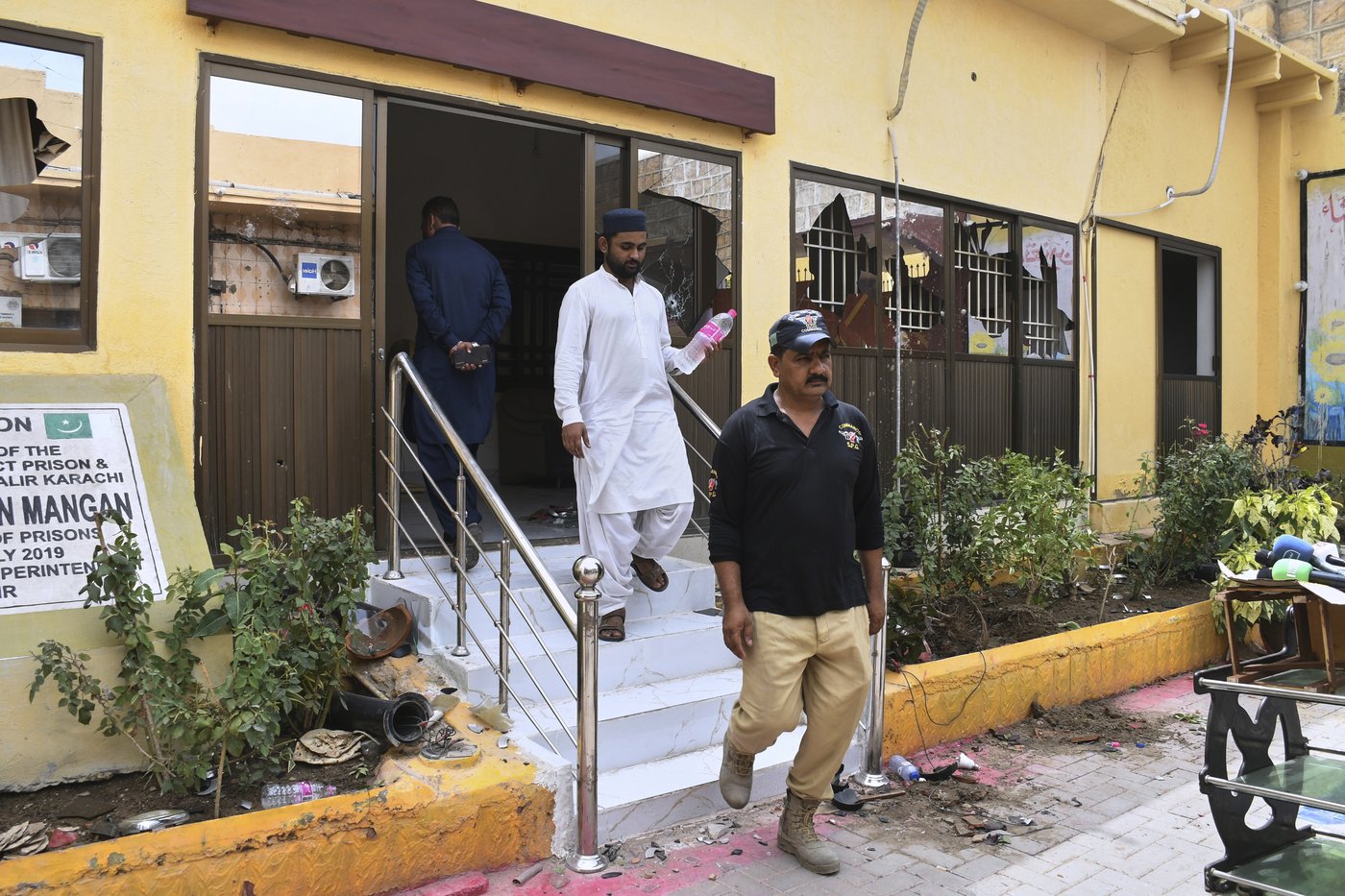 Over 100 inmates escape and 1 is killed as a quake prompts the evacuation of a Pakistan prison | iNFOnews.ca Over 100 inmates escape and 1 is killed as a quake prompts the evacuation of a Pakistan prison | iNFOnews.ca
