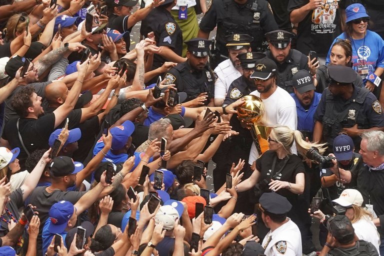 New York Knicks revel in their NBA victory parade as joyous fans and celebs fill the streets | iNFOnews.ca