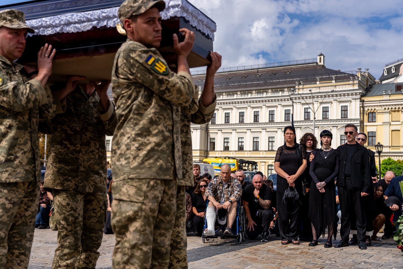 A pregnant soldier mourns her 21-year-old husband at his funeral in Ukraine | iNFOnews.ca