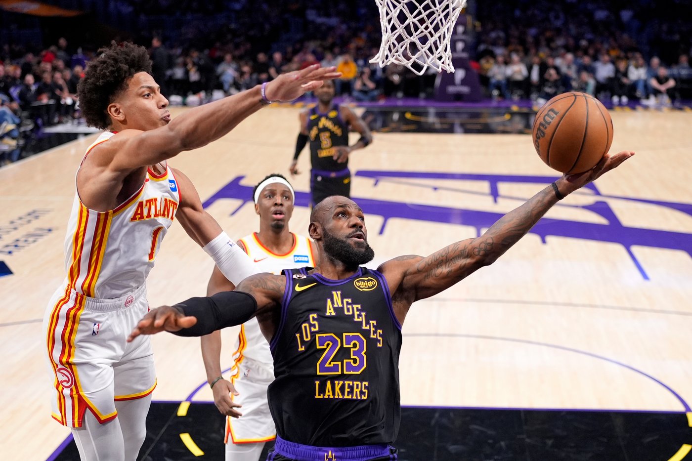 LeBron barely misses triple-double, Luka adds 27 in Lakers' skid-snapping 141-116 win over Hawks | iNFOnews.ca