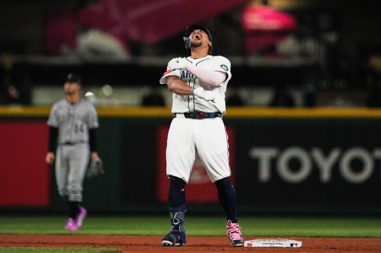 Surging Mariners clinch playoff berth and close in on AL West title | iNFOnews.ca