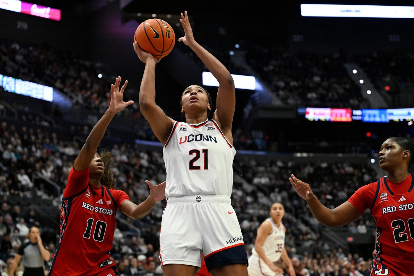 Strong, Fudd star as top-ranked UConn rolls past St. John's for 32nd consecutive victory | iNFOnews.ca