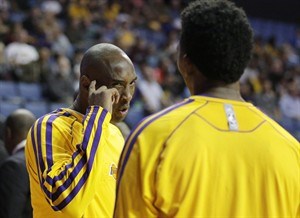 Kobe Bryant progressing in injury recovery, but still weeks away from playing for Lakers | iNFOnews.ca CP25403643