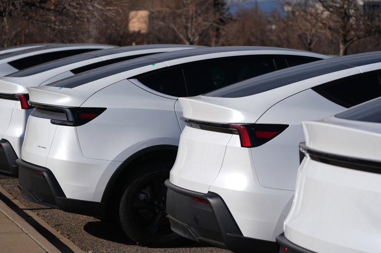 B.C. woman fined for sleeping as Tesla drove on major highway | iNFOnews.ca