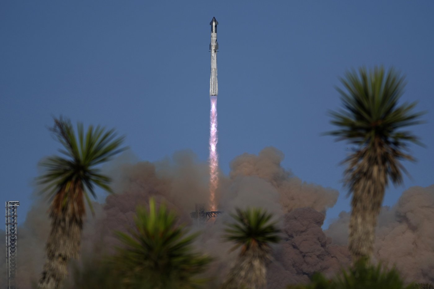 SpaceX launches giant Starship rocket, but aborts attempt to catch booster with mechanical arms | iNFOnews.ca