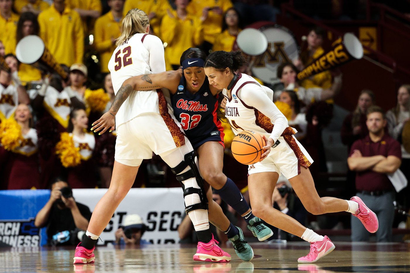 Battle's last-second jumper gives Minnesota a 65-63 win over Mississippi in women's NCAA Tournament | iNFOnews.ca