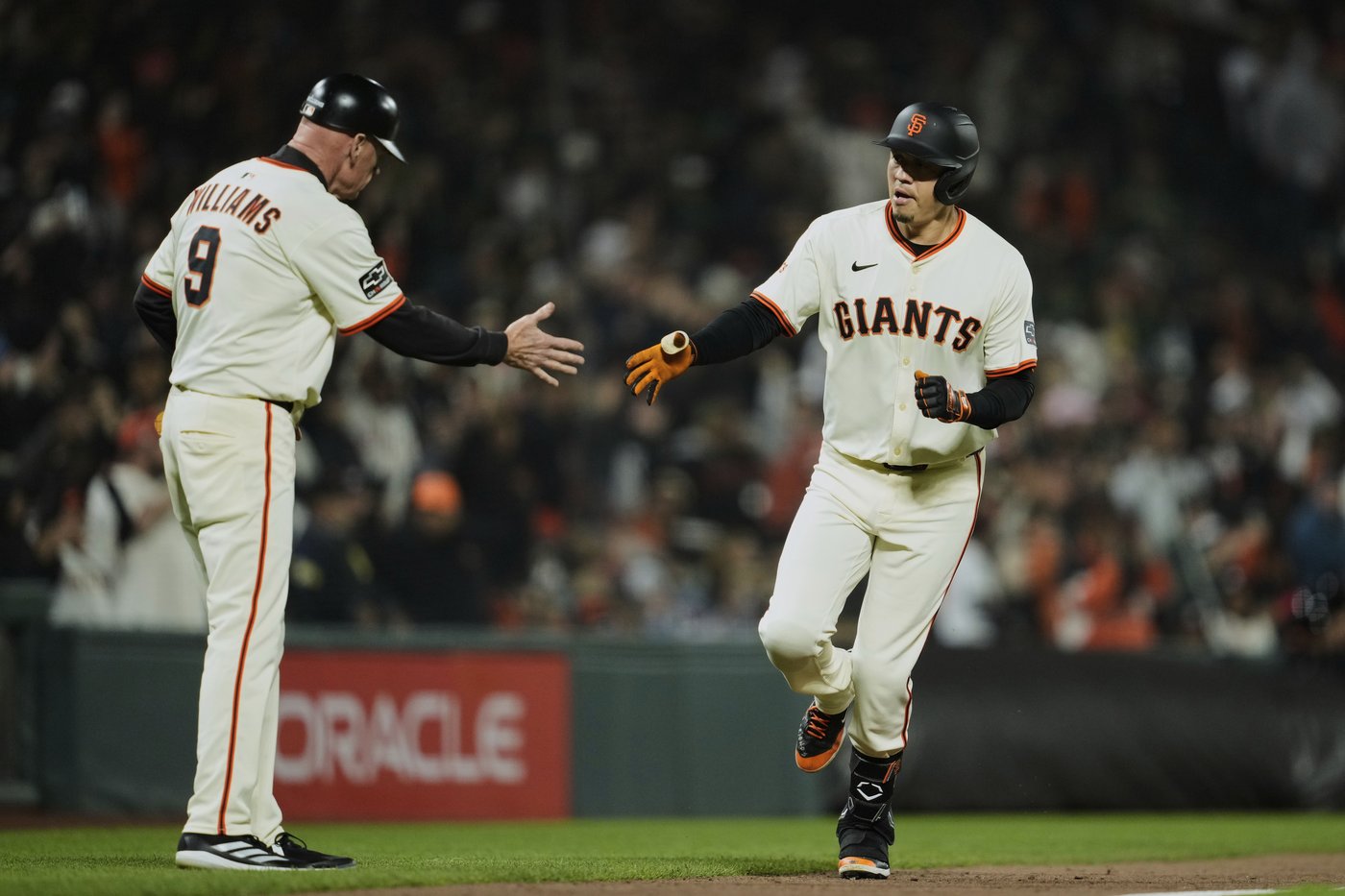 Wilmer Flores hits go-ahead homer and Jung Hoo Lee adds RBI triple as Giants beat Brewers 5-2 | iNFOnews.ca