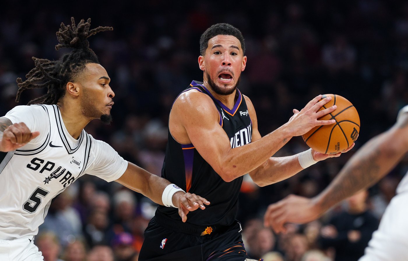 Booker scores 28 and Wembanyama has off night as Suns hand Spurs their first loss, 130-118 | iNFOnews.ca Booker scores 28 and Wembanyama has off night as Suns hand Spurs their first loss, 130-118 | iNFOnews.ca
