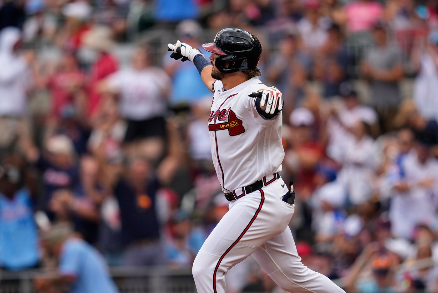 Riley, Holmes lead Braves to another series win with an 8-1 rout of the Red Sox | iNFOnews.ca