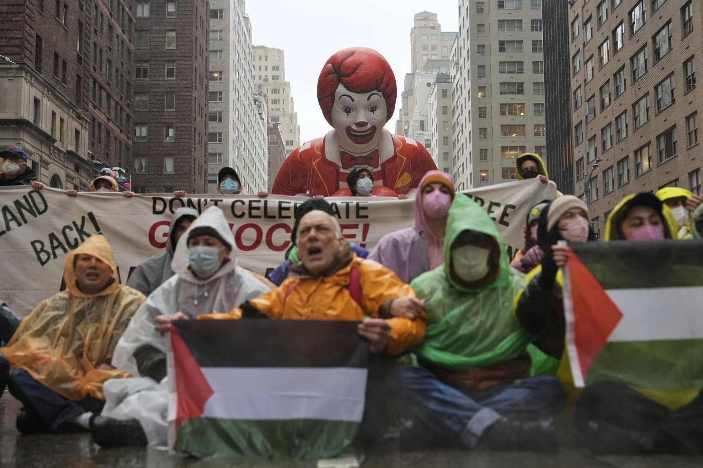Macy’s Thanksgiving Day Parade: Big balloons, wet weather and 21 protesters arrested | iNFOnews.ca
