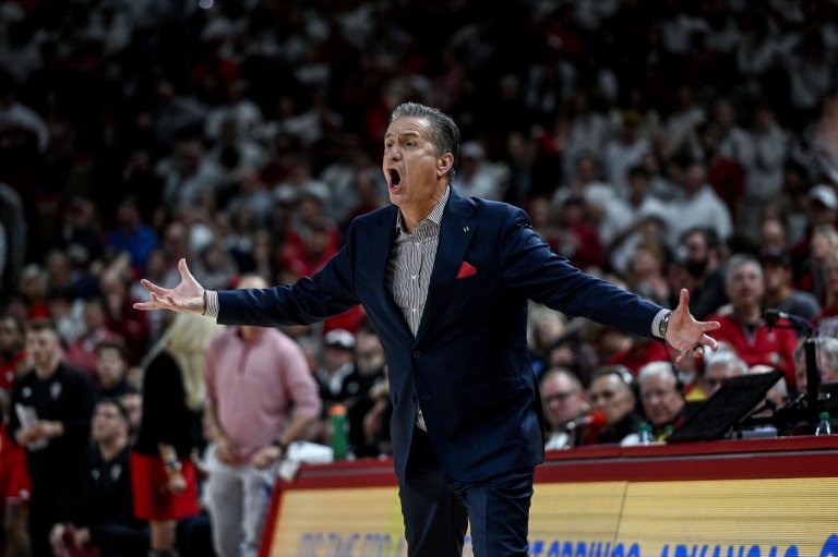 Calipari picks up his 20th win over Louisville, this time with Arkansas | iNFOnews.ca