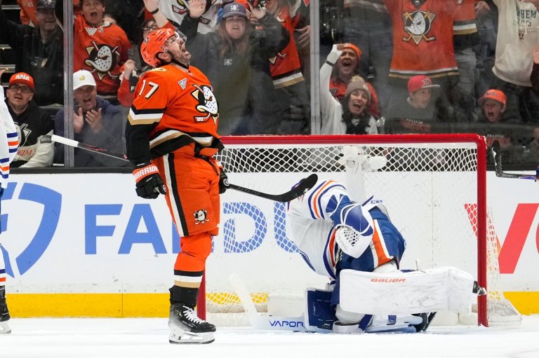 Ducks blast Oilers 7-4 in Game 3 in Anaheim's first home playoff game in 8 years | iNFOnews.ca