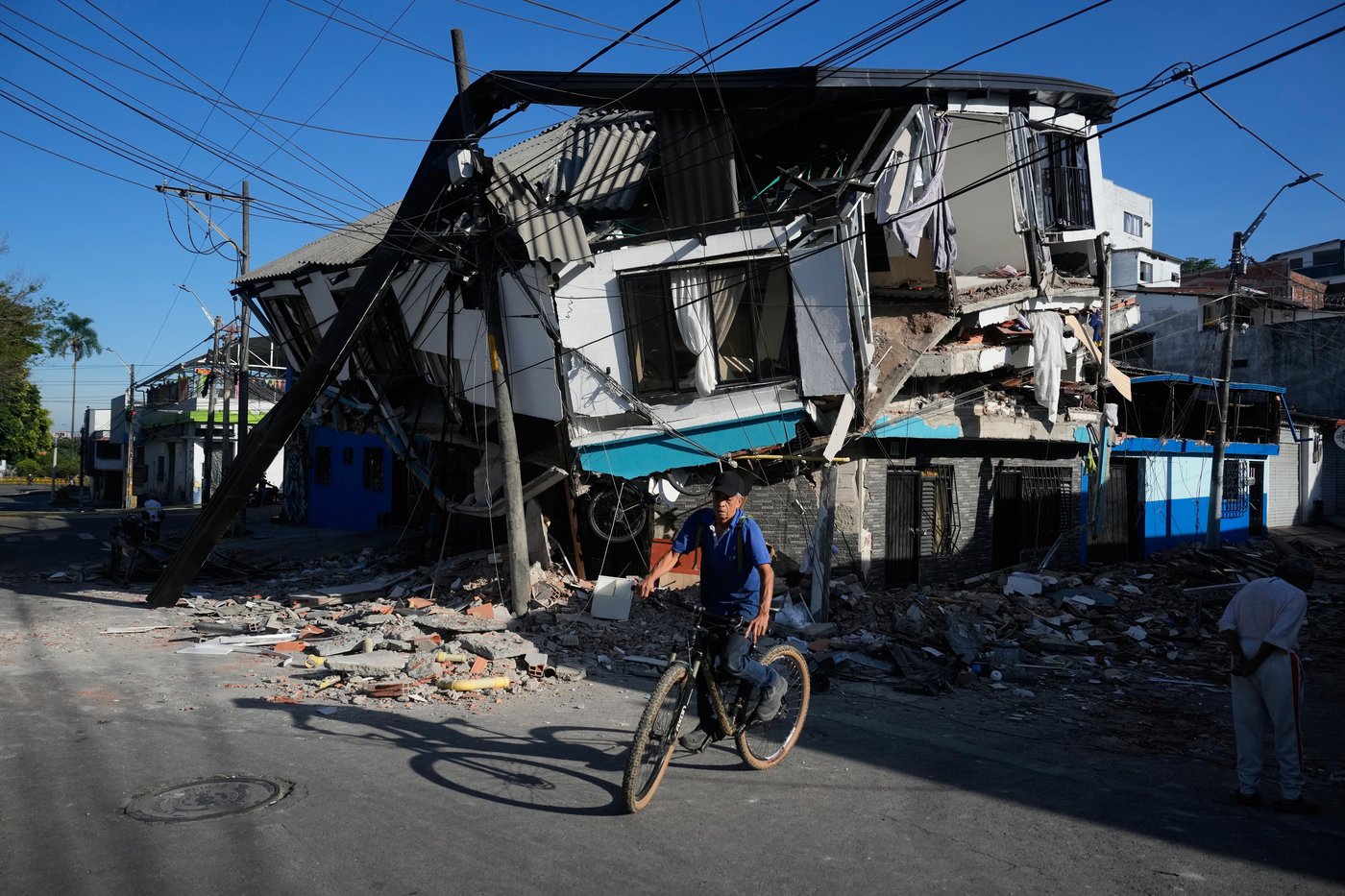 As search for thousands of missing pushes on, Colombia earthquake tests new president | iNFOnews.ca