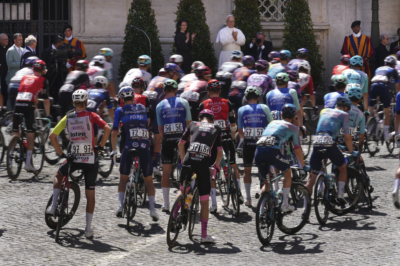 Pope Leo XIV blesses cyclists competing in the Giro d'Italia as final stage enters Vatican gardens | iNFOnews.ca