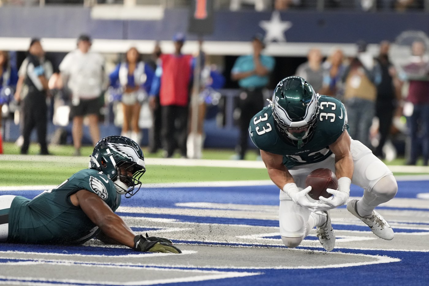 Ezekiel Elliott returns for Cowboys after disciplinary absence and has costly fumble against Eagles | iNFOnews.ca