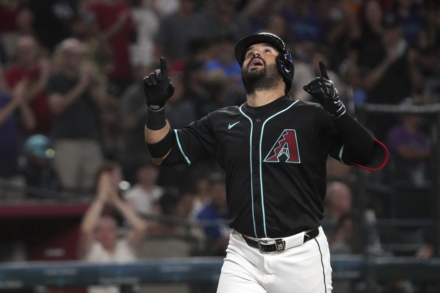 Perdomo hits 3-run triple, Diamondbacks score 5 in 9th to beat Padres 8-7 | iNFOnews.ca