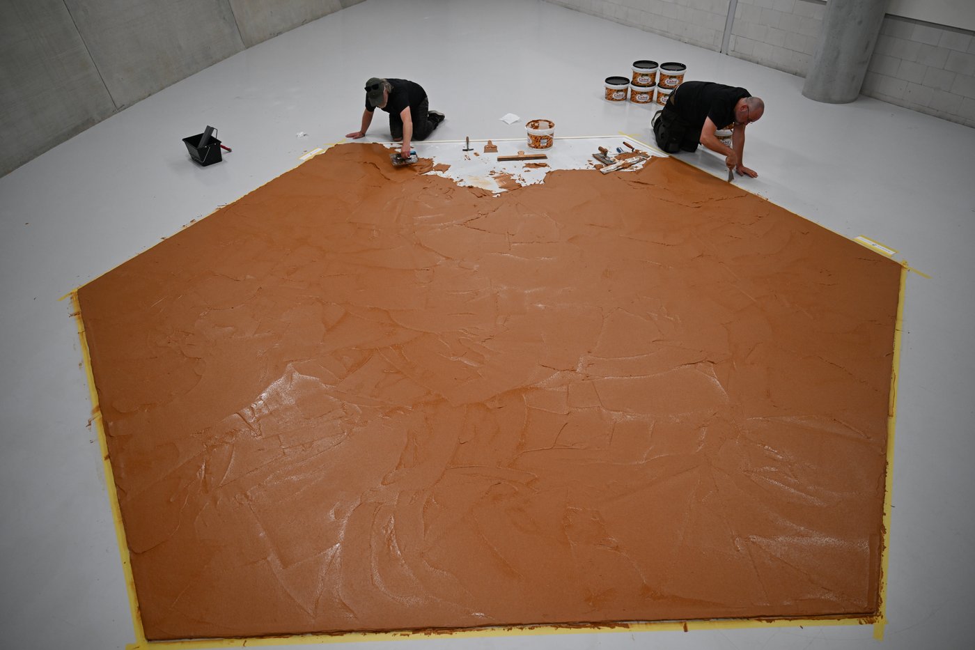 Museum honors a late artist by covering its floor in enough peanut butter to make 15,000 sandwiches | iNFOnews.ca Museum honors a late artist by covering its floor in enough peanut butter to make 15,000 sandwiches | iNFOnews.ca
