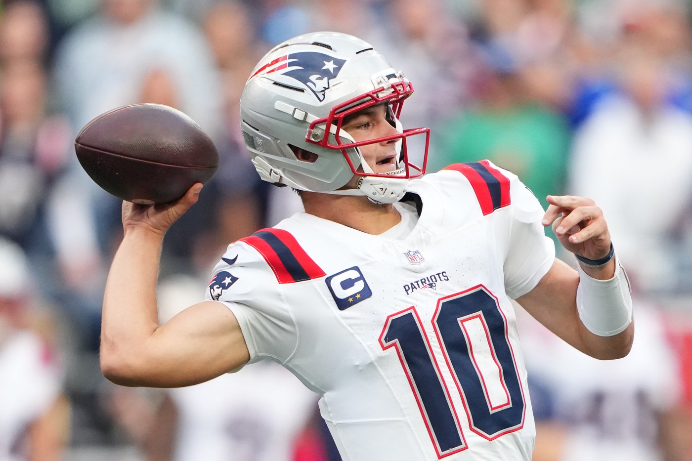 Drake Maye throws 3 INTs in the 4th quarter in another dud against the Seahawks | iNFOnews.ca