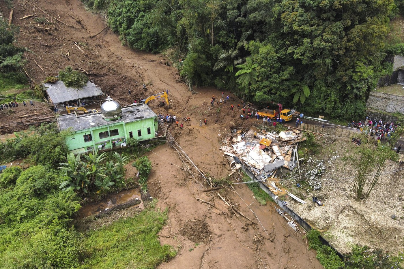 Landslide and flash floods hit Indonesia’s Sumatra island, leaving 16 dead and 6 missing | iNFOnews.ca