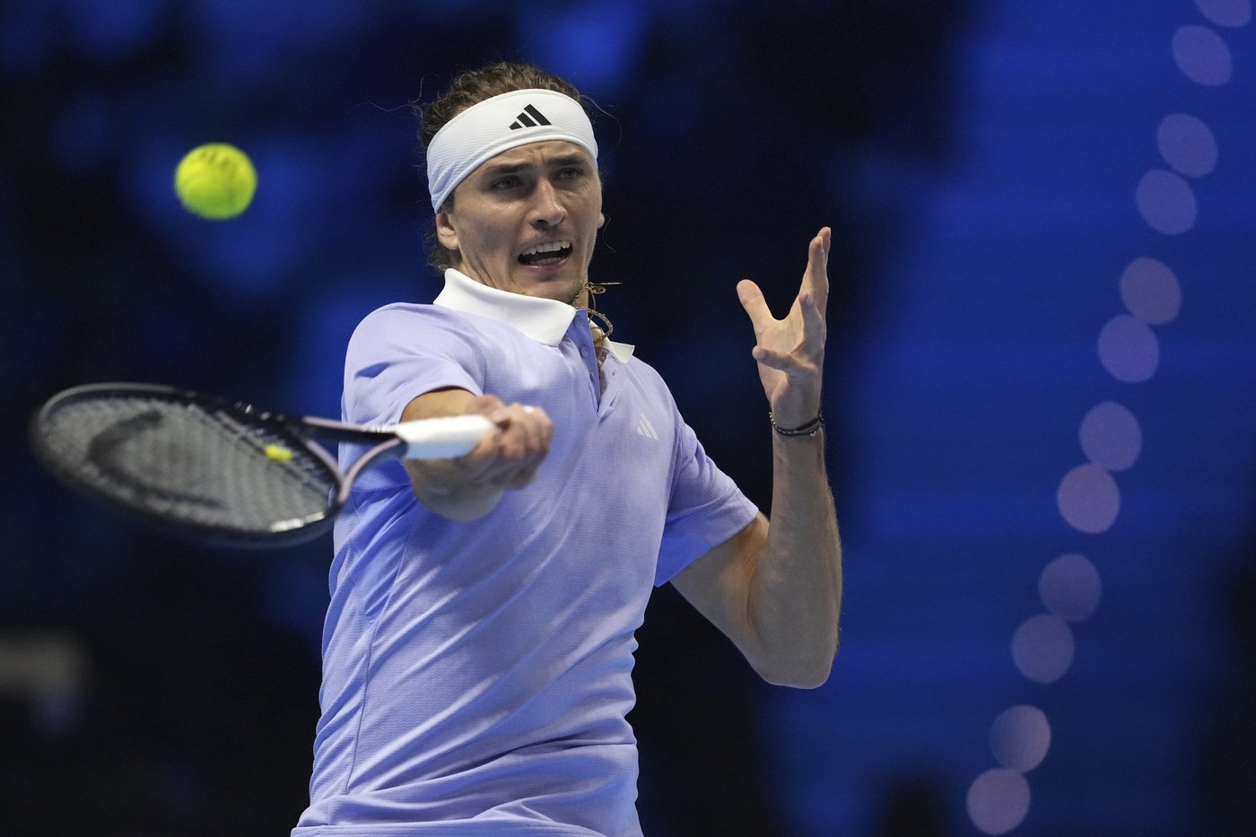 Alcaraz overcomes physical issues to move back into contention at ATP Finals. Zverev wins again | iNFOnews.ca Alcaraz overcomes physical issues to move back into contention at ATP Finals. Zverev wins again | iNFOnews.ca