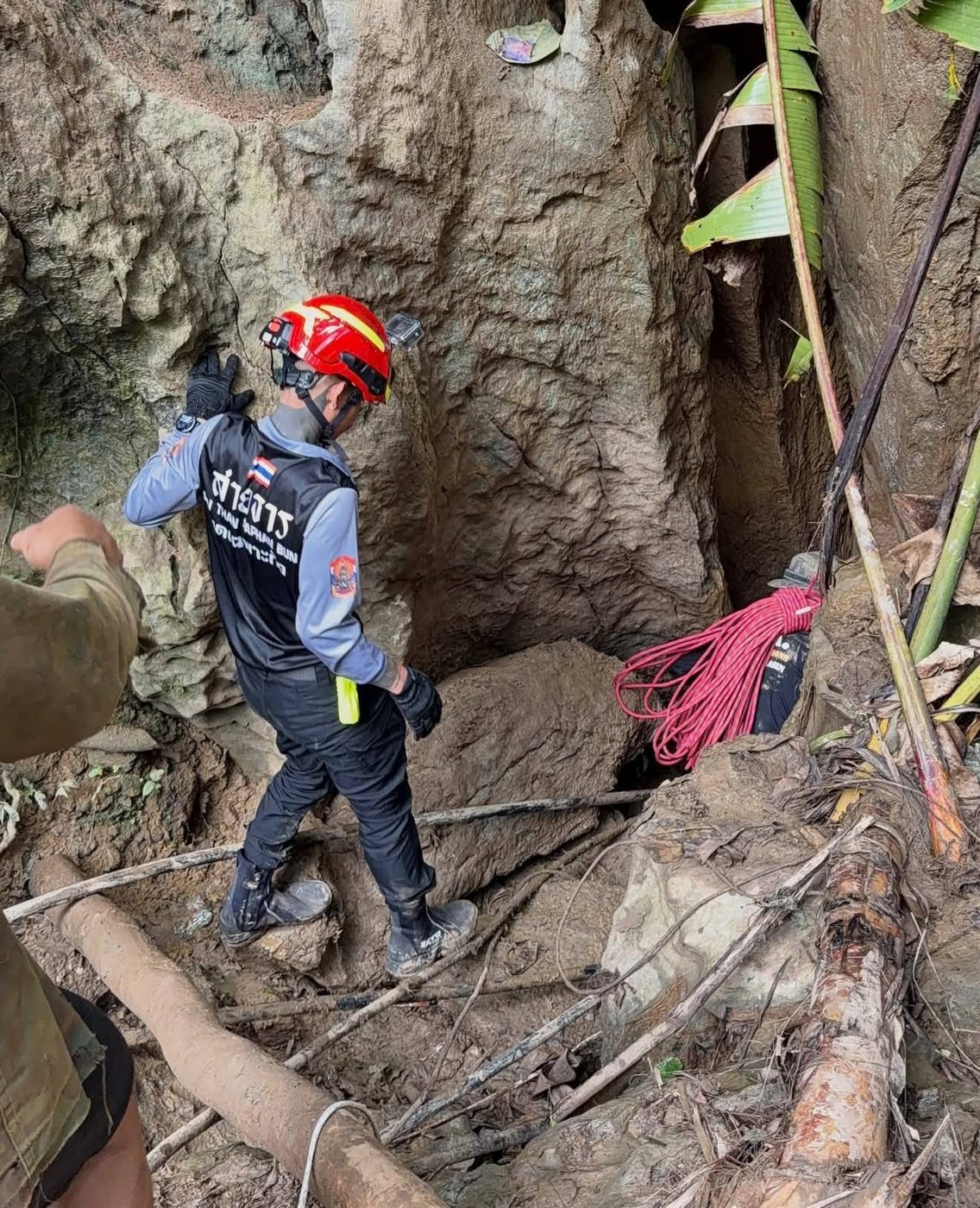 Rescuers race to reach 7 trapped in a Laos cave after flash floods block exit | iNFOnews.ca