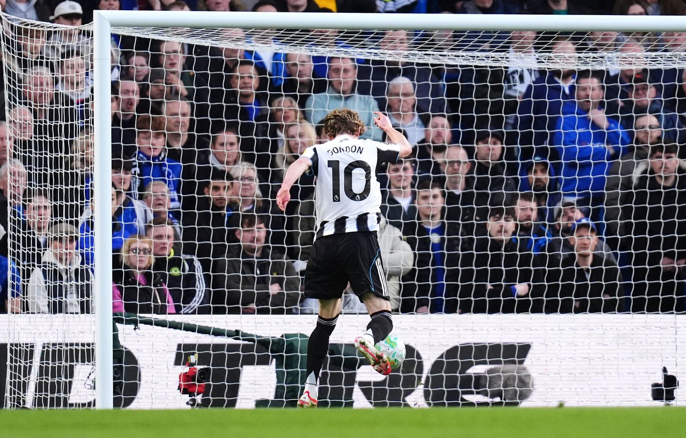 Arsenal strengthens grip on title race as Dowman becomes youngest ever Premier League scorer | iNFOnews.ca Arsenal strengthens grip on title race as Dowman becomes youngest ever Premier League scorer | iNFOnews.ca