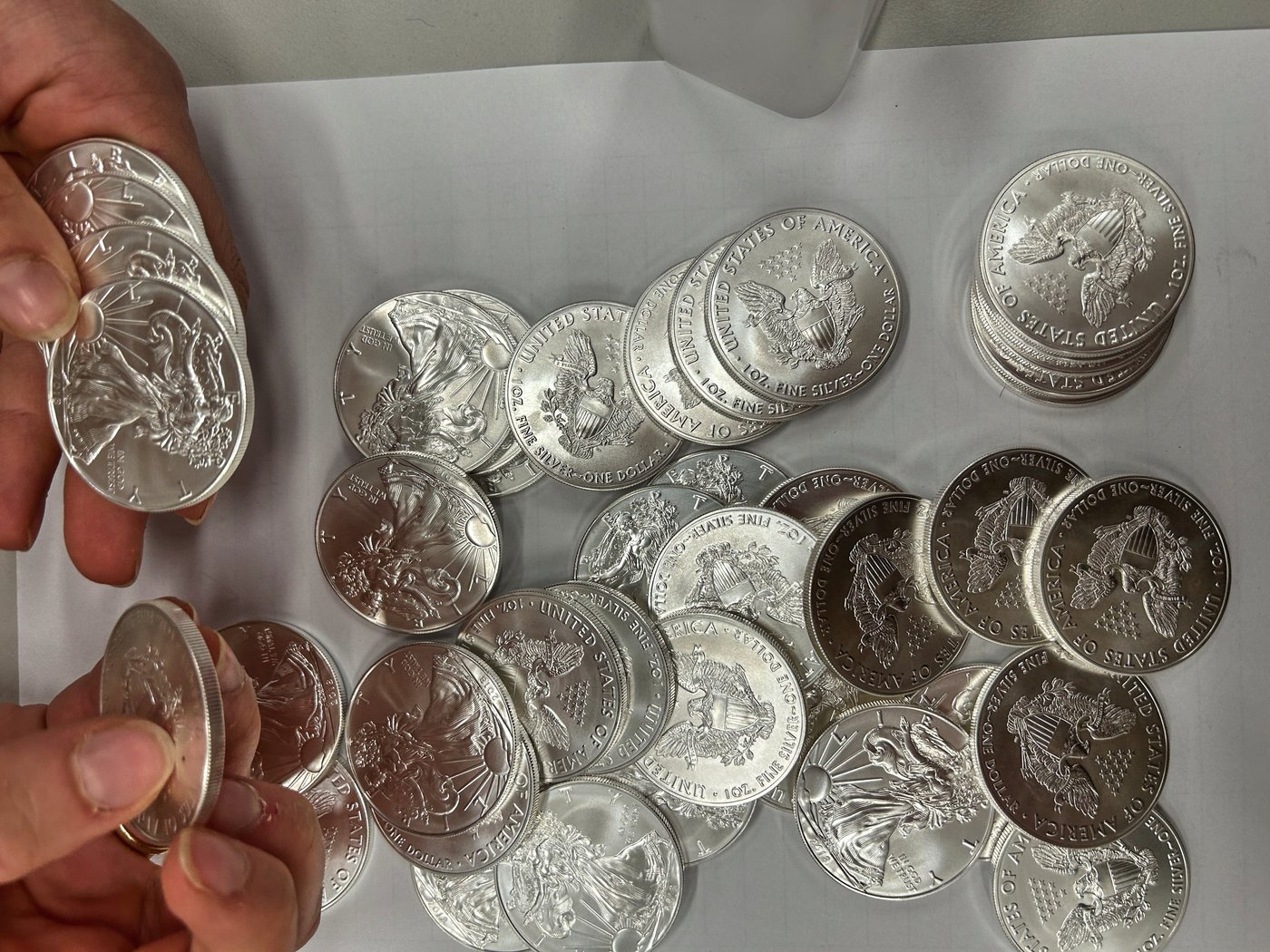 A tip about a swerving van leads police to 66,000 US silver coins in a fraud case | iNFOnews.ca
