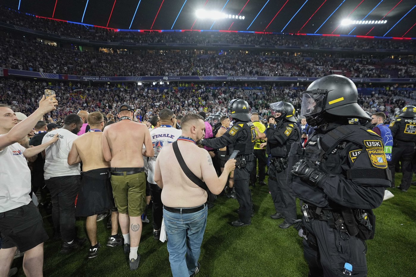 Police have to hold back PSG fans as they try to rush the field after Champions League win | iNFOnews.ca Police have to hold back PSG fans as they try to rush the field after Champions League win | iNFOnews.ca
