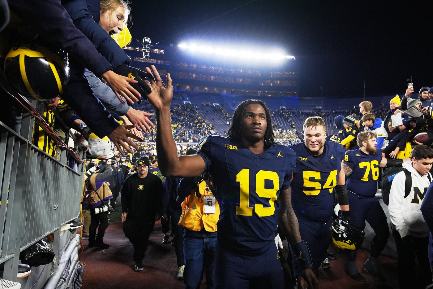 Jordan Marshall runs for 185 yards and 3 TDs to help No. 21 Michigan hold off Purdue for 21-16 win | iNFOnews.ca