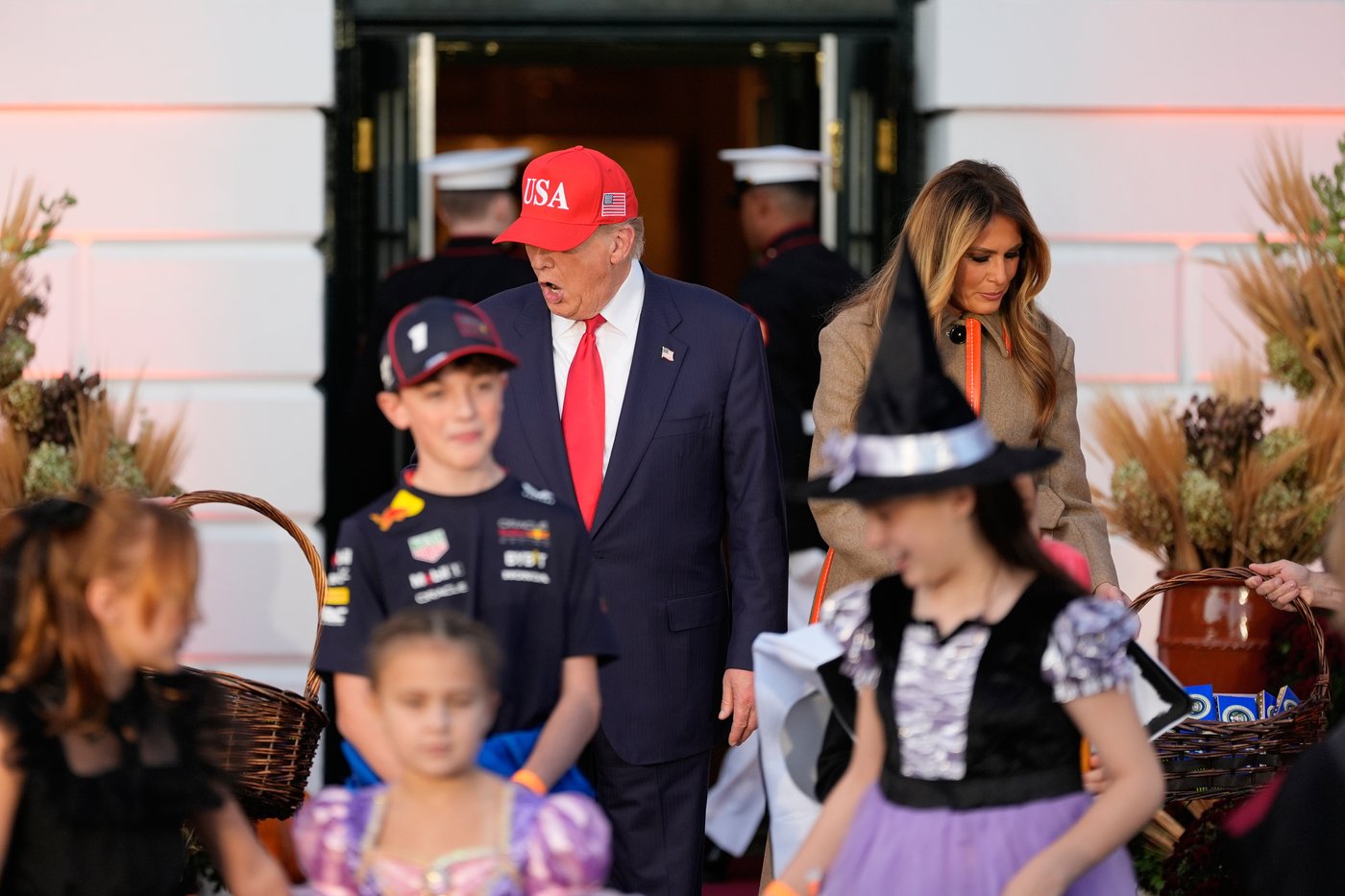 Trump hosts White House Halloween bash with superheroes and presidential lookalikes amid shutdown | iNFOnews.ca