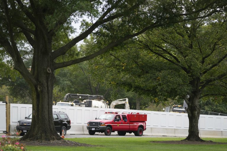 The White House starts demolishing part of the East Wing to build Trump's ballroom | iNFOnews.ca