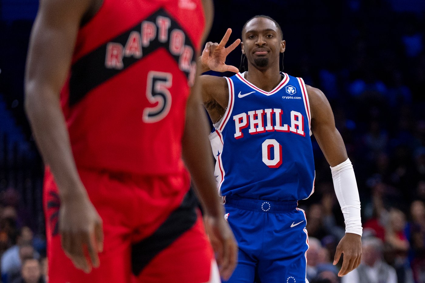 Raptors win 5th straight, surging in 3rd third to beat 76ers 121-112 | iNFOnews.ca