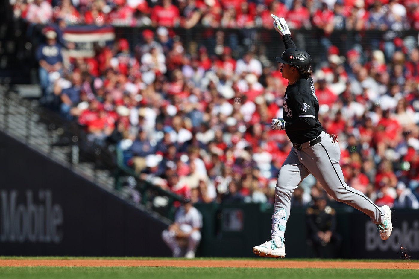 Murakami’s 2-run homer sparks White Sox to 3-0 win in Game 1 of AL Division Series vs. Guardians | iNFOnews.ca