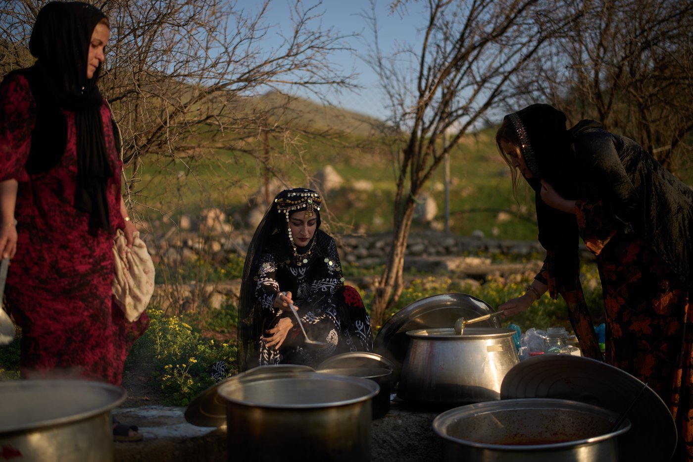 Tradition and worry at an iftar gathering near the Iran-Iraq border in photos | iNFOnews.ca