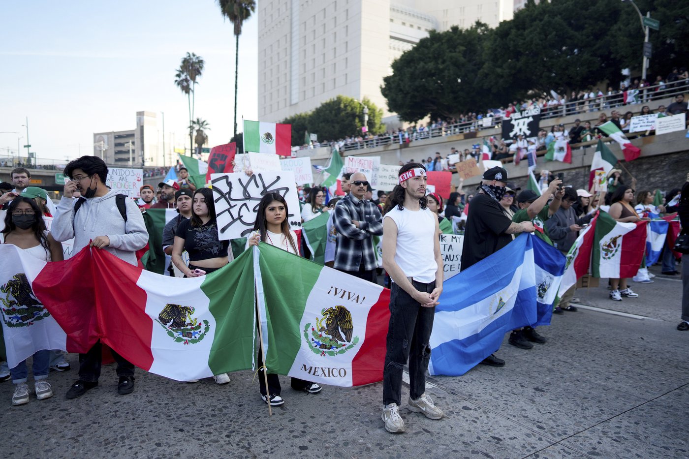 Marchers protesting planned deportations block major freeway in Los Angeles | iNFOnews.ca