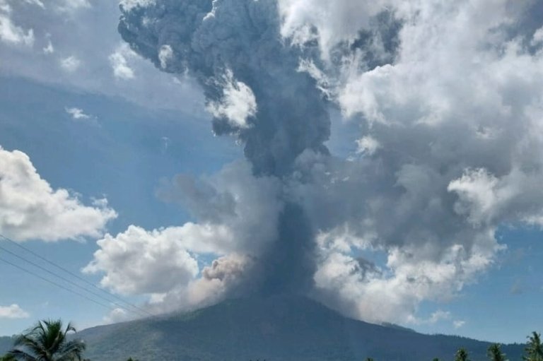 Indonesia's Lewotobi Laki Laki volcano unleashes new burst of hot ash | iNFOnews.ca