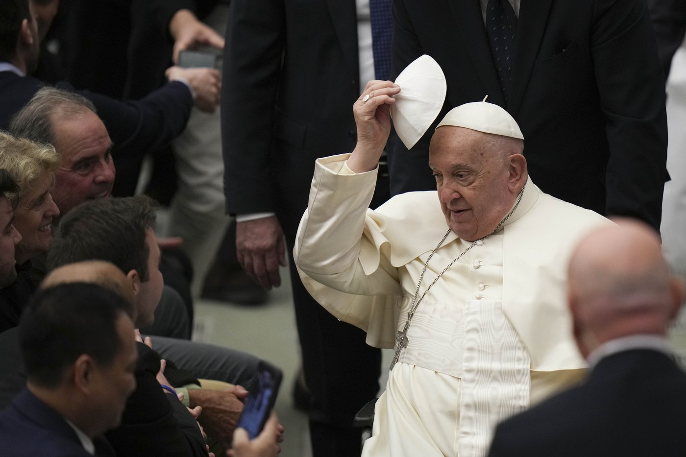 Pope Francis reprimands Vatican staff for gossiping in annual Christmas message | iNFOnews.ca Pope Francis reprimands Vatican staff for gossiping in annual Christmas message | iNFOnews.ca