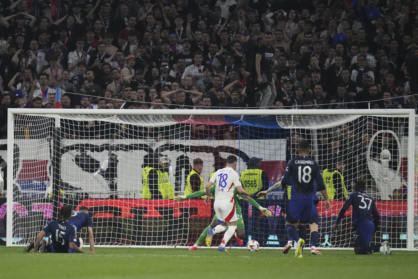 Onana at fault twice as Man United draws 2-2 at Lyon, Tottenham held at home, Chelsea stays perfect | iNFOnews.ca