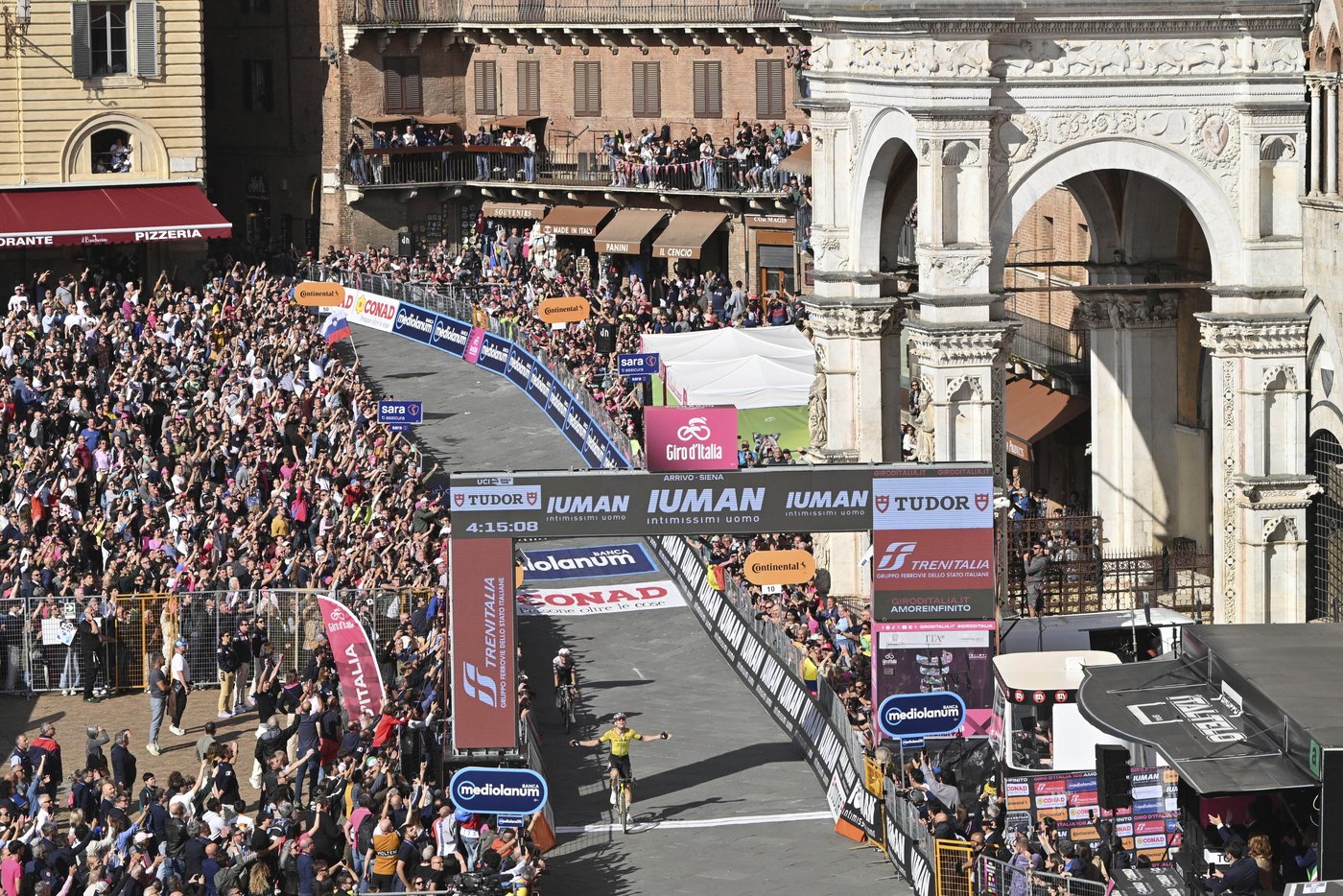 Del Toro becomes first Mexican to lead Giro d'Italia, Van Aert wins dusty stage | iNFOnews.ca