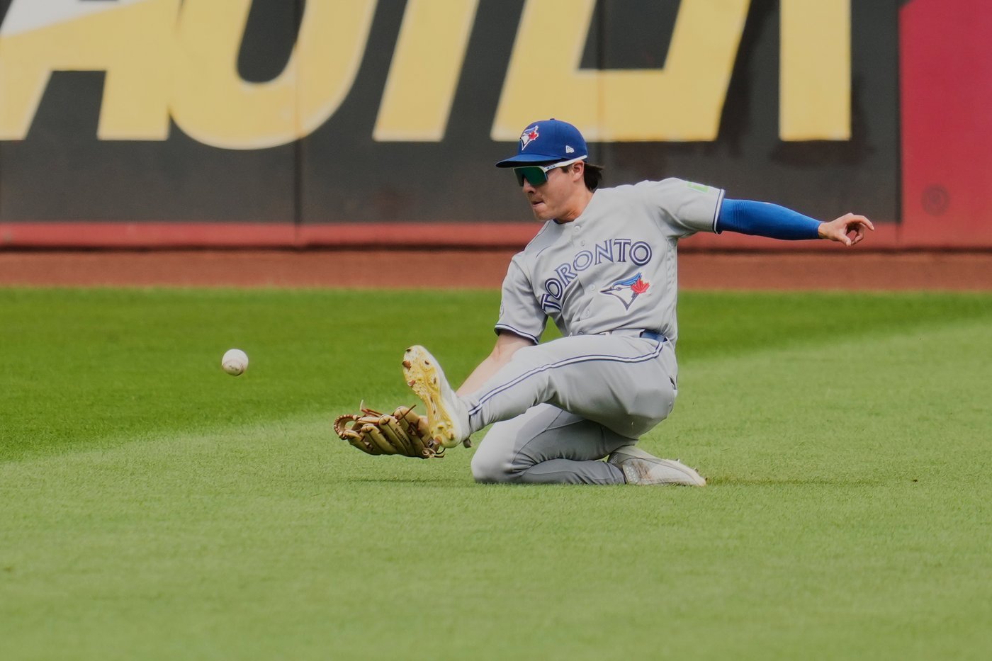 Blue Jays beat Guardians 6-3 to close within a half-game of the final AL wild-card spot | iNFOnews.ca Blue Jays beat Guardians 6-3 to close within a half-game of the final AL wild-card spot | iNFOnews.ca