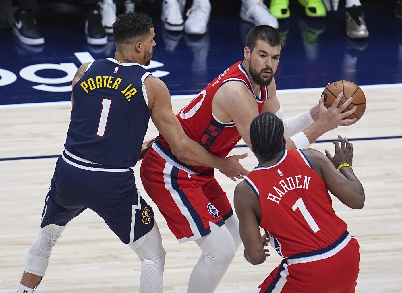 Kawhi Leonard's 39 points lead Clippers to a 105-102 win over Nuggets to even series 1-1 | iNFOnews.ca