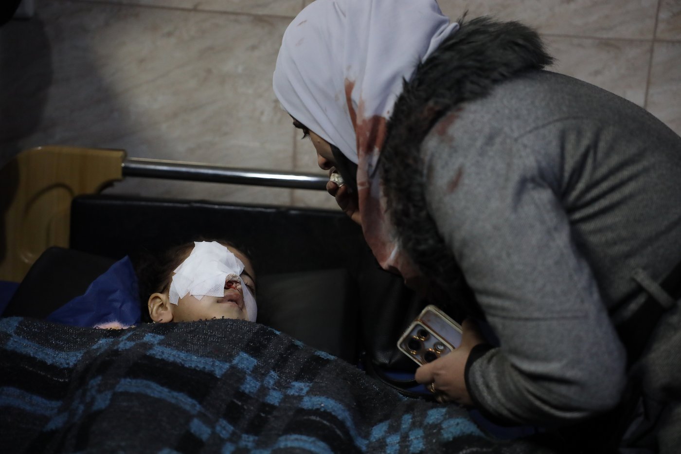 Photos of Syrians fleeing violence in Aleppo as shelling leaves heavy damage | iNFOnews.ca