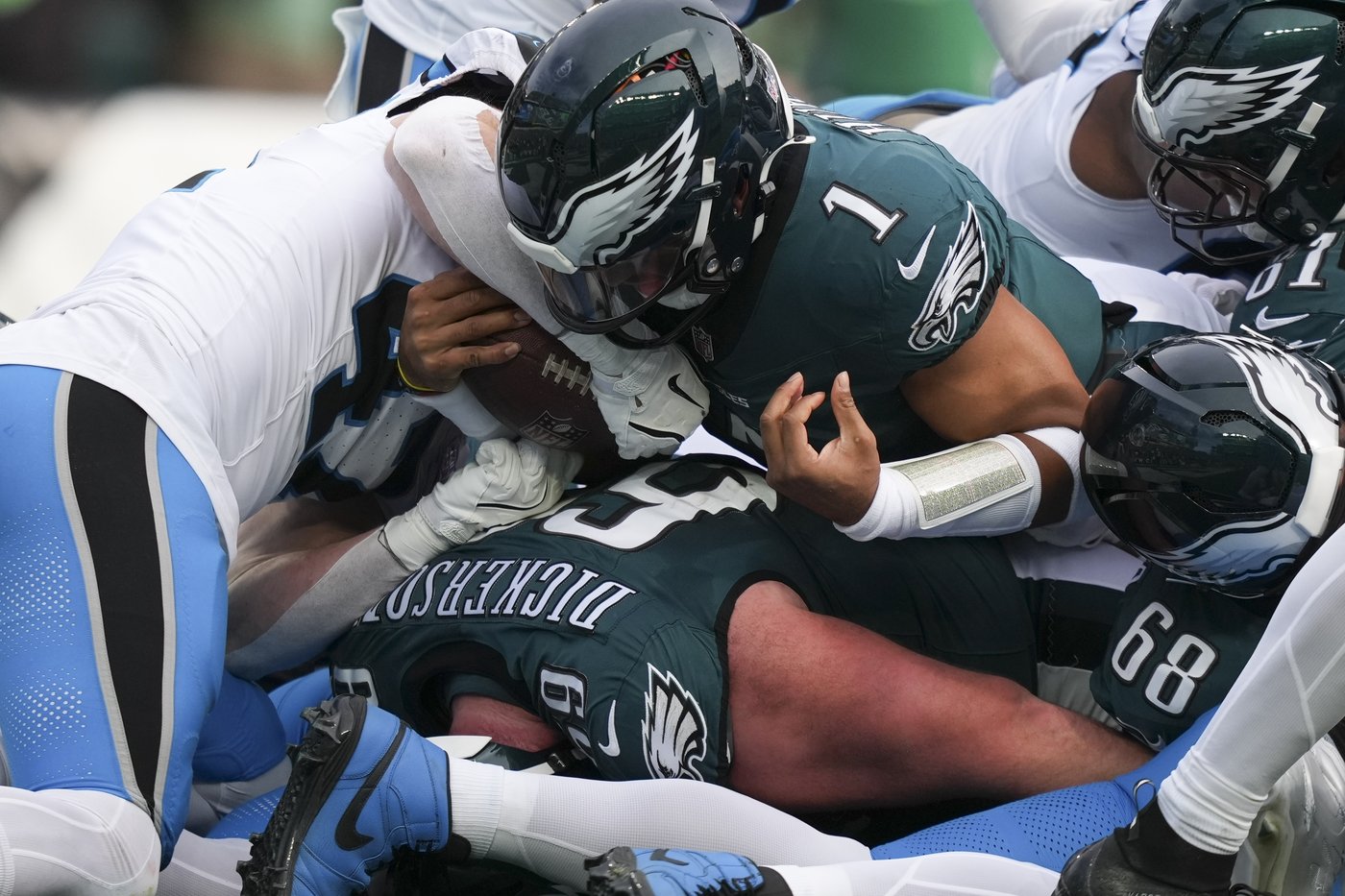 Eagles try to cast aside perceived Hurts-Brown relationship issues ahead of Steelers showdown | iNFOnews.ca
