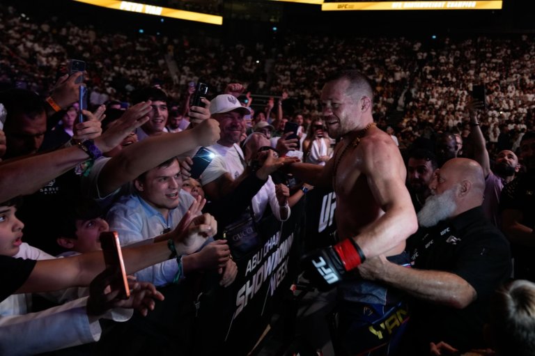Alexander Volkanovski stops Movsar Evloev in 2nd round to retain featherweight title at UFC 333 | iNFOnews.ca