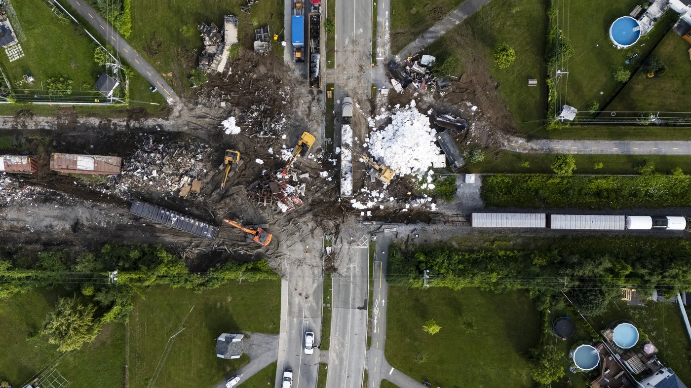 Montreal-area residents relieved no one hurt after 46 railcars jump tracks near homes | iNwheels Montreal-area residents relieved no one hurt after 46 railcars jump tracks near homes | iNwheels