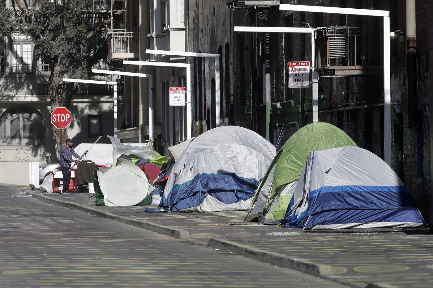 Judge temporarily blocks Trump administration's new transit and homelessness grant conditions | iNFOnews.ca