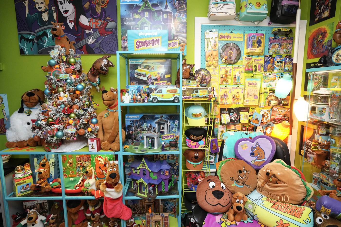 'Eclectic, strange or weird?': Meet the collectors who treasure hunt across Ontario | iNFOnews.ca 'Eclectic, strange or weird?': Meet the collectors who treasure hunt across Ontario | iNFOnews.ca